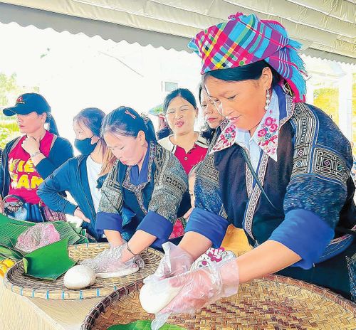 Phụ nữ xã Mường Kim, tỉnh Lai Châu làm bánh dày trong dịp Tết Độc lập (ẢNH: UÔNG NGỌC)