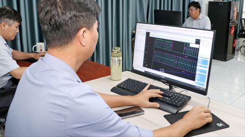  Nhân viên Văn phòng Đăng ký đất đai TPHCM số hóa hồ sơ đất đai. ẢNH: NGÔ BÌNH 