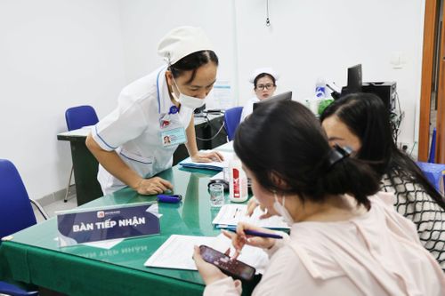 Bác sĩ Bệnh viện An Bình tiếp đón người dân khám sức khỏe