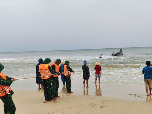 Kéo thuyền vào bờ