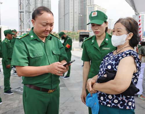 Các trật tự viên du lịch hỗ trợ bà Trần Thị Thắm tìm người thân