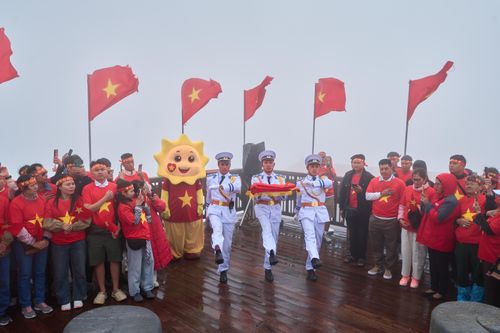  Lễ thượng cờ trên đỉnh Fansipan là những trải nghiệm đặc biệt trong dịp này. Ảnh: HOÀNG HÀ 