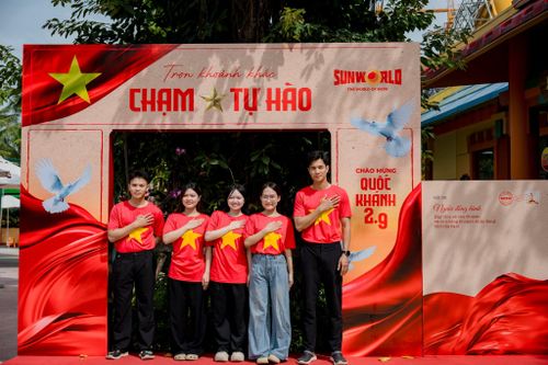  Du khách mặc áo cờ đỏ sao vàng hào hứng check- in trong ngày đặc biệt này. Ảnh: HOÀNG HÀ 