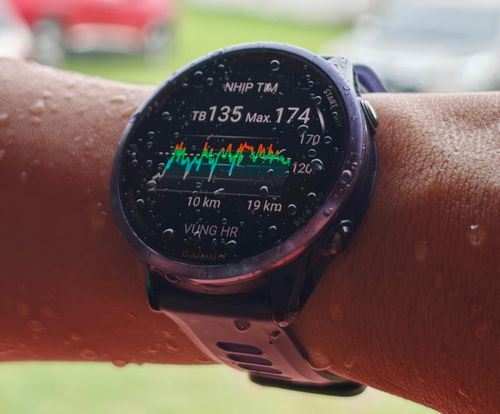  Garmin Forerunner 570 cung cấp chi tiết về nhịp tim của người chạy bộ. 