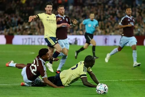 Sau thế trận giằng co, Arsenal bắt đầu tạo sức ép lớn hơn đầu hiệp 2. Hậu vệ Ian Maatsen phạm lỗi với tiền đạo Bukayo Saka sát vòng cấm và trọng tài ban đầu cho đội khách hưởng penalty. Ảnh: AFP.