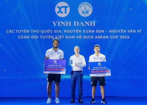 Xuân Son, Văn Vỹ nhận thưởng từ Tập đoàn Xuân Thiện. Ảnh: CLB Thép Xanh Nam Định.