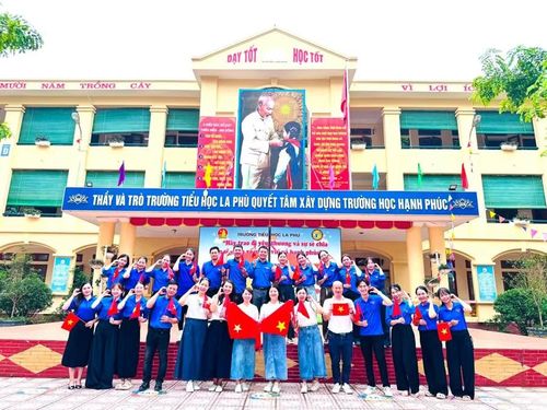 Cán bộ, giáo viên, nhân viên Trường Tiểu học La Phù chào đón ngày 2/9.