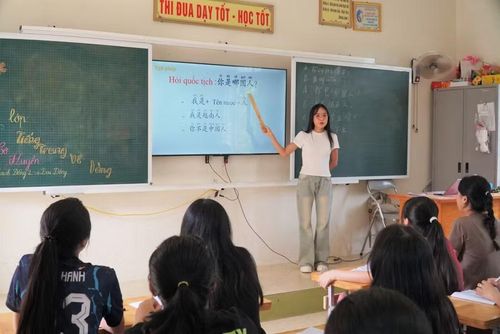 Quá trình học đại học ngành ngôn ngữ Trung, Huyền đã làm thêm nhiều công việc như dịch phim ngắn, làm phiên dịch thời vụ trong khu công nghiệp, gia sư tiếng Trung...