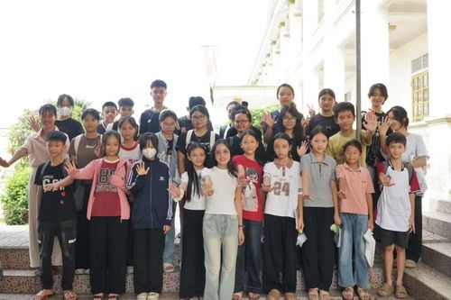 Bên cạnh dạy tiếng Trung, thông qua lớp học, Huyền cũng muốn chia sẻ câu chuyện của bản thân, truyền cảm hứng về tinh thần vượt qua hoàn cảnh. Ảnh: Hồ Lài