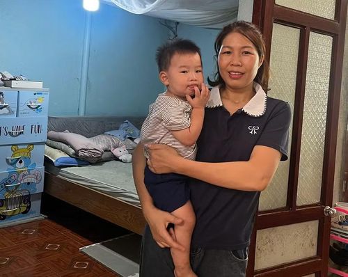 Cô giáo Đinh Thị Quý cùng con trong căn phòng trọ chật hẹp.