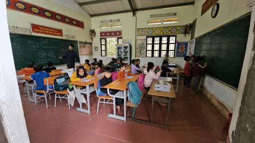 Tại các điểm lẻ vùng cao Thanh Hoá, việc người thầy cùng lúc phải dạy 2 trình độ đã là chuyện bình thường.