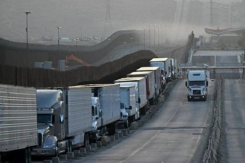 Đoàn xe đầu kéo tại cửa khẩu Otay Mesa, biên giới Mỹ-Mexico, bang Baja California, Mexico. (Nguồn: Getty Images)