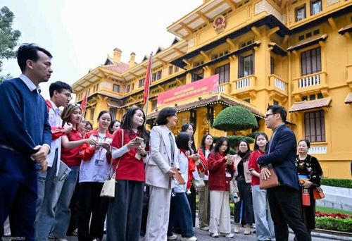 Đại diện Văn phòng Bộ giới thiệu với các sinh viên về lịch sử tòa nhà Bộ Ngoại giao. (Ảnh: Nguyễn Hồng)