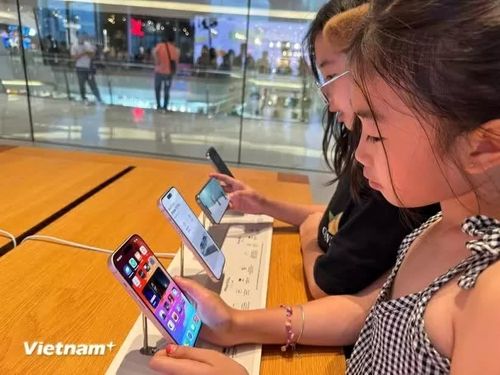 Việc xây dựng “lá chắn” an toàn cho trẻ trên không gian mạng cần sự phối hợp chặt chẽ giữa gia đình, nhà trường, doanh nghiệp công nghệ và cơ quan quản lý. (Nguồn: Vietnam+)