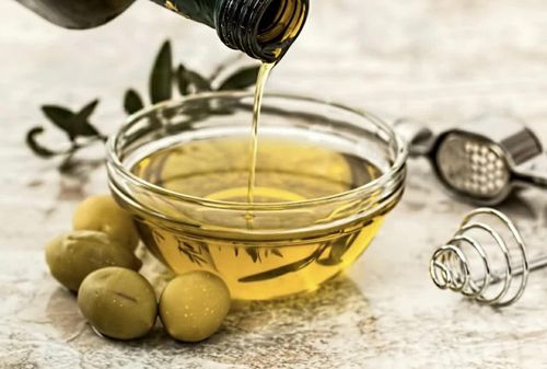 Dầu ô liu là nguồn chất béo không bão hòa, thường được khuyến nghị sử dụng thay cho các loại chất béo bão hòa. (Nguồn: Pexels)