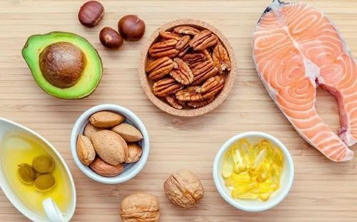 Cá hồi, các loại hạt và đậu là những thực phẩm cung cấp chất béo tốt cùng nhiều dưỡng chất có lợi cho sức khỏe. (Nguồn: Sức khoẻ & đời sống)