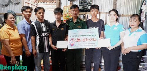 Hội Liên hiệp Phụ nữ xã Đất Mũi và Đồn Biên phòng Đất Mũi tặng học bổng cho học sinh có hoàn cảnh khó khăn tại xã Đất Mũi. Ảnh: Huỳnh Tứ
