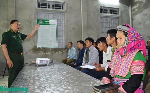 Cán bộ Bộ đội Biên phòng tỉnh Lai Châu tuyên truyền, vận động người dân bản Ngài Thầu tham gia mô hình trồng sâm Lai Châu. Ảnh: Đức Duẩn
