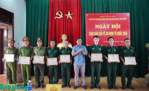 Ủy ban nhân dân xã Ia Đal trao thưởng cho lực lượng tham gia triệt phá tụ điểm ma túy tại thôn Suối Lau. Ảnh: Trúc Hà