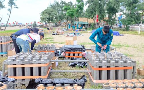 Trận địa pháo hoa chào mừng ngày 2/9 tại phường Sầm Sơn gồm 60 giàn với khoảng 600 quả pháo hoa nổ tầm thấp, 300 quả pháo tầm cao
