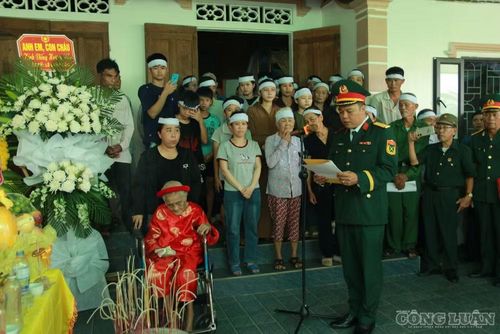 Trang trọng lễ truy điệu và an táng hài cốt liệt sĩ Lê Đình Văn. Ảnh: Kim Long