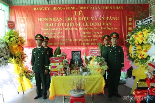 Chính quyền xã Thiên Nhẫn cùng đông đảo người thân, bà con nhân dân tiễn đưa hài cốt liệt sĩ Lê Đình Văn. Ảnh: Kim Long
