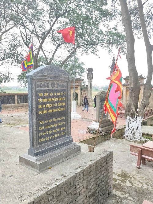 Tấm bia khắc bài thơ “Nam quốc sơn hà” tại Đền Xà.