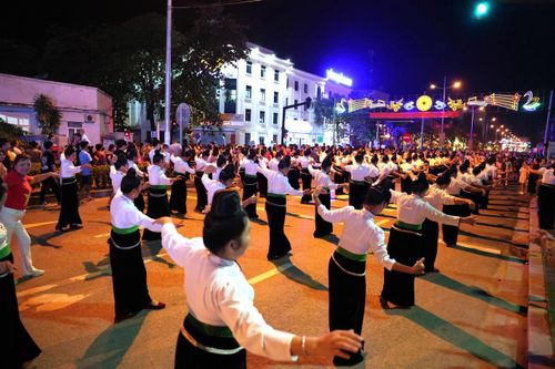 Những màn trình diễn dân vũ mang đến không khí náo nhiệt trên đường phố (Ảnh: CTV).