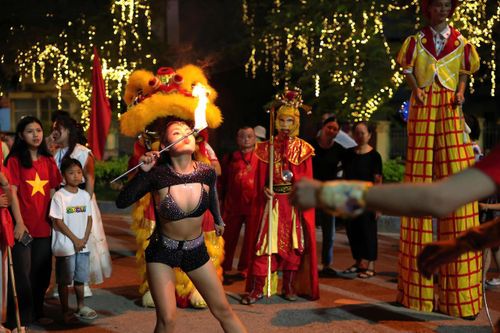 Màn biểu diễn của các nghệ sĩ xiếc đường phố (Ảnh: CTV).