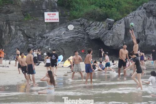 Lượng khách không quá đông, bãi tắm có nhiều không gian cho các bạn trẻ vui chơi thể thao, tắm biển.