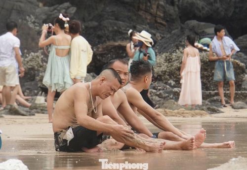 Khách du lịch thong dong tắm cát, chơi phao trên mặt nước.