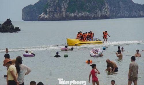 Dịch vụ thuyền chuối lác đác có chuyến đông kín khách lượn quanh bãi tắm Cát Cò 1.