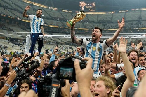  Messi nâng cao chiếc cúp vô địch tại World Cup 2022. 