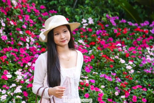 Dù cách trung tâm thành phố Đà Nẵng khá xa (khoảng 30 – 40 km), nhiều bạn trẻ vẫn vượt cung đường núi uốn quanh dòng sông Cu Đê để tìm đến đây tham quan, check-in.