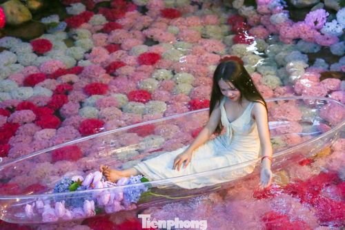 “Quãng đường di chuyển khá xa nên ban đầu mọi người cũng hơi ngại. Tuy nhiên, khi đến đây, không gian khá rộng và có nhiều góc chụp ảnh sống ảo. Đặc biệt, khu vực hồ hoa cẩm tú cầu này nhìn cứ ngỡ như Đà Lạt, rất đẹp và thơ mộng”, Trâm kể.