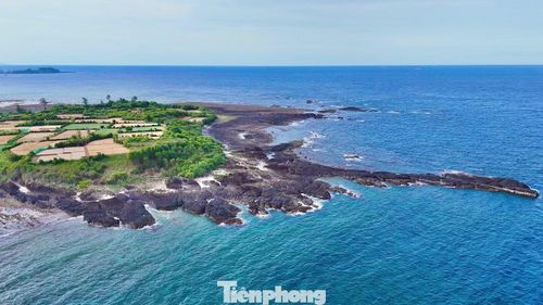 Nằm cách trung tâm tỉnh Quảng Ngãi khoảng 35km về phía bắc, Gành Yến nằm bên làng chài ở xã Vạn Tường.