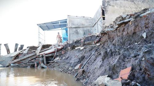 Các vụ sạt lở nghiêm trọng hầu hết đều diễn ra vào nửa đêm hoặc rạng sáng, thời điểm có mưa kết hợp triều cường rút cạn (nước ròng sát đáy).