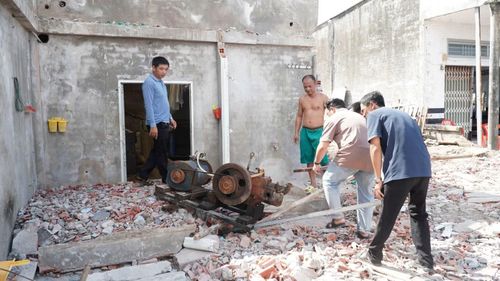 Gia đình anh Tý đập bỏ nhà làm đường cho bà con đi lại.