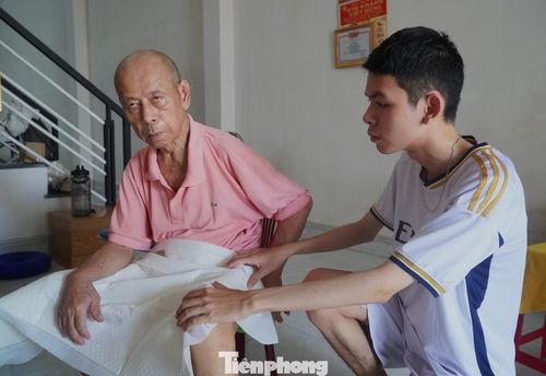 Ba Phong suy thận giai đoạn cuối, mình mẹ chạy ngược xuôi không lo đủ chi phí thuốc men điều trị cho ba.
