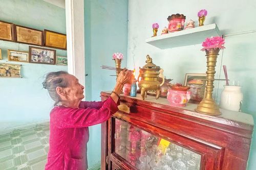 Bà Phan Thị Mai là một trong số ít những cư dân gốc cuối cùng của xóm Chín Chủ. Ảnh: Giang Thanh