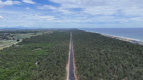 Đoạn từ Km76+230 - Km82+000 đã thảm nhựa, chạy thẳng tắp giữa hai bên là rừng dương ven biển.