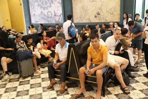 Khung cảnh đông đúc vốn không xa lạ với Hạ Long mỗi dịp nghỉ lễ, nhưng buổi sáng 1/9 năm nay mang một ý nghĩa khác. Đây là ngày đầu tiên Quảng Ninh chính thức hoạt động với tên gọi thành phố Quảng Ninh trực thuộc Trung ương.