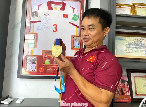  Ông Nguyễn Đình Ấp (49 tuổi) - bố Đình Bắc cho biết, toàn bộ chi phí xây dựng căn nhà do Đình Bắc﻿ lo liệu. Ngoài ra, từ ý tưởng thiết kế, nội thất, gạch lát đến màu sắc chủ đạo, Đình Bắc cũng đều trực tiếp lựa chọn. Với tiền đạo quê Nghệ An, căn nhà không chỉ là một công trình mới mà còn là món quà anh dành tặng bố mẹ sau những năm tháng nỗ lực theo đuổi sự nghiệp sân cỏ. 