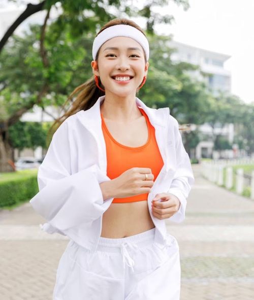 Khả Ngân cho biết boxing vẫn giữ vị trí quan trọng dù cô đã chuyển trọng tâm sang diễn xuất. “Ngoài nghệ thuật, boxing chính là điều thứ hai Ngân không bao giờ bỏ được trong cuộc sống”, cô nói. Từ đầu năm 2024, nữ diễn viên tập chạy bộ nghiêm túc hơn, bên cạnh yoga và gym.