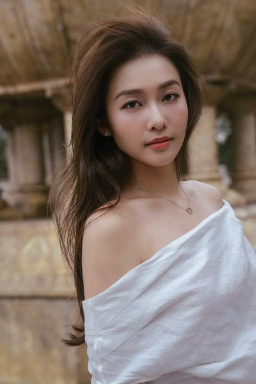 Nhan Phúc Vinh từng có mặt tại sự kiện giới thiệu Vạn dặm yêu em để chúc mừng Khả Ngân. Hai người xuất hiện trong nhóm bạn, đồng nghiệp và kín tiếng về mối quan hệ. Đây là một trong số ít lần họ cùng góp mặt tại sự kiện trước khi xác nhận chuyện tình cảm.