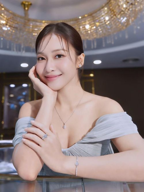 Sau khi nhận lời cầu hôn của Nhan Phúc Vinh, Khả Ngân nói cô không muốn chia sẻ thêm chuyện đời tư, vẫn tiếp tục hoạt động nghệ thuật và mong khán giả ủng hộ.