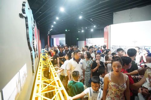 Hiện bảo tàng lưu giữ và trưng bày hơn 150.000 hiện vật, trong đó có 4 bảo vật quốc gia gồm hai máy bay MiG-21 số hiệu 4324, 5121, xe tăng T-54B số hiệu 843 và Bản đồ Quyết tâm chiến đấu trong Chiến dịch Hồ Chí Minh lịch sử.