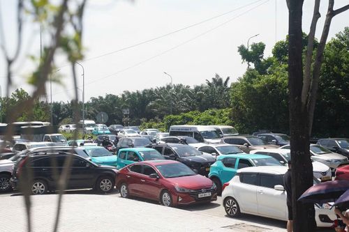 Lượng khách đông khiến một số thời điểm xảy ra ùn tắc nhẹ tại các tuyến đường dẫn vào bảo tàng. Tuy nhiên, tình trạng giao thông cơ bản được kiểm soát,.