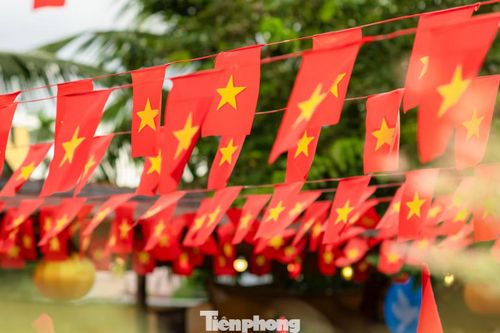 Tại nhiều khu dân cư, người dân chủ động treo cờ trước nhà, trên ban công, dọc các tuyến kiệt, hẻm. Những dây cờ với hàng trăm lá cờ phủ đỏ một góc trời, xen giữa mái nhà, hàng cây, tạo thành đường cờ kéo dài tít tắp.