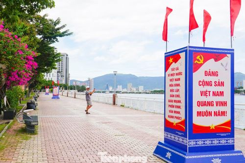 Từ hơn 2 tuần nay, các tuyến đường trung tâm TP. Đà Nẵng như Nguyễn Văn Linh, Bạch Đằng, Trần Phú, Võ Nguyên Giáp, Trần Hưng Đạo, Lê Duẩn, Phạm Văn Đồng… khoác áo mới với hàng chục pano, áp phích, băng rôn cổ động chào mừng Quốc khánh 2/9. Ảnh: Giang Thanh.